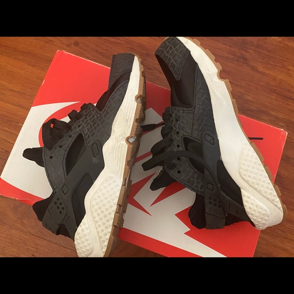 Black premium huarache run with gum bottoms like new! - Picture 3 of 5
